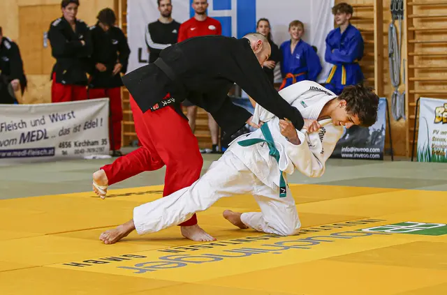 Bruno Gegenleitner (weiß) holt seinen Punkt in der Landesliga B.

 | Foto: Judo Union Kirchham/Franz Ketter