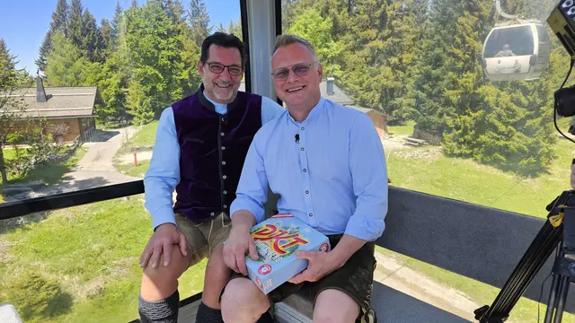 Foto: Christian Fasser: Physiotherapeut Stefan Heim stellt sich den kritischen Fragen von Andreas Seeburger zum Thema: „Ehre des Alters versus Umsatz“ in der LÄNDLE TV Fernsehgondel vom Muttersberg.