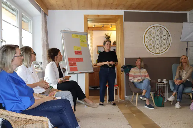 Austausch, Vernetzung und gegenseitige Stärkung standen im Mittelpunkt des Netzwercafés, das am 17. Juni in St. Anton am Arlberg über die Bühne ging.  | Foto: Elisabeth Zangerl
