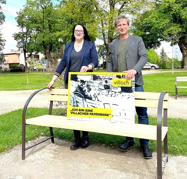 Vizebürgermeisterin Sarah Katholnig mit Stadtgrünleiter Wolfgang Faller und einer Patenbank | Foto: Stadt Villach