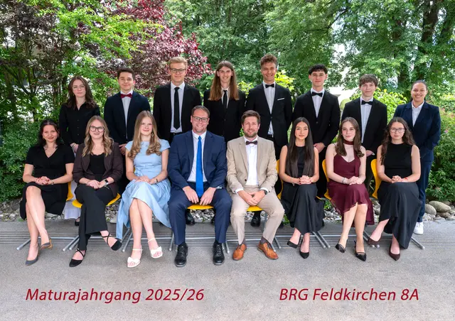AbsolventInnen-BRG 8A:  1. Reihe (von links): Jamina Krenn (Guter Erfolg), Lea Köstenberger (Ausgezeichneter Erfolg), Ketrina Alksne (Ausgezeichneter Erfolg), Direktor Alexander Kröll, Klassenvorstand Alexander Della Schiava, Amanda Titz, Lilli Rheina-Wolbeck (Ausgezeichneter Erfolg), Hannah Pop-Buia

2. Reihe: Elisabeth Niedermüller, Philipp Mika (Guter Erfolg), Emil Rheina-Wohlbeck, Juno Pertl, Niclas Fritz, Sebastian Sulzer, Thomas Müller (Ausgezeichneter Erfolg), Eve Bader, Hannah Artl (Ausgezeichneter Erfolg, nicht am Bild) (v.l.)
 | Foto: Foto Vaschauner