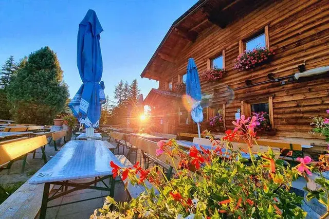 Wunderschöne Birgitzer Alm mit Gastwirtschaft und Terrasse sucht neuen Pächter ab Winter 2026. | Foto: Birgitzer Alm