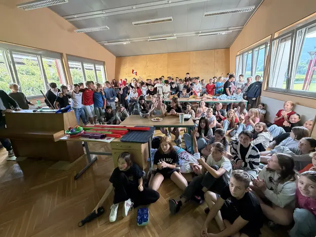Die Kinder der ersten und zweiten Klassen fieberten beim WM-Auftaktspiel von Österreich gegen Jordanien mit. | Foto: Privat