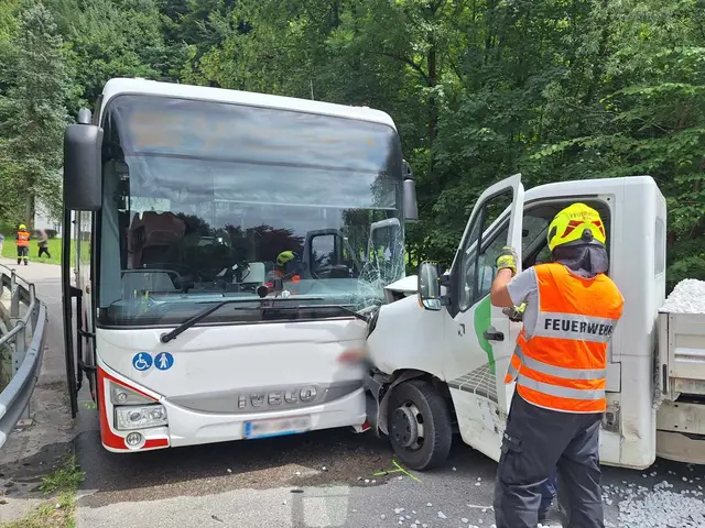 Ein Linienbus kollidierte mit einem Klein-Lkw. | Foto: FF Regau