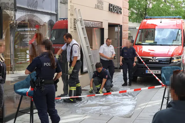 Polizeieinsatz in der Welser Innenstadt nach der mutwilligen Zerstörung der Glasfassade von Tui-Reisen. | Foto: laumat.at