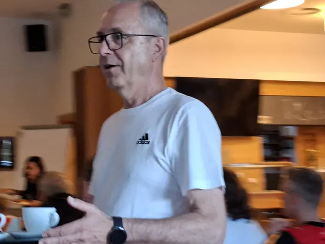 Auch Bürgermeister Alfred Mayr sprang als Servicekraft ein.  | Foto: Helmut Eder