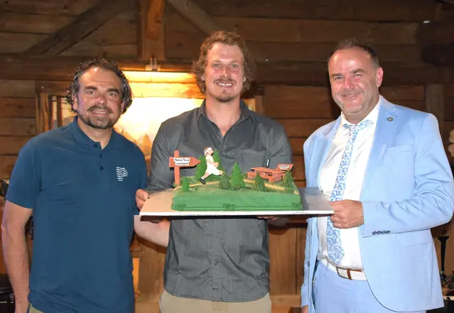 Manuel Feller erhält eine Laufstrecke in Fieberbrunn; TVB-Obmann Markus Kogler und Bgm. Walter Astner überreichten symbolisch eine Torte. | Foto: Wörgötter