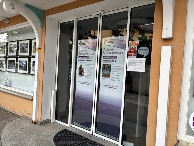 Anhand kreativer Projekte, wie etwa einer Fotogalerie, wird leeren Schaufenstern wieder mehr Leben eingehaucht.  | Foto: MeinBezirk/Leonie Herrmann