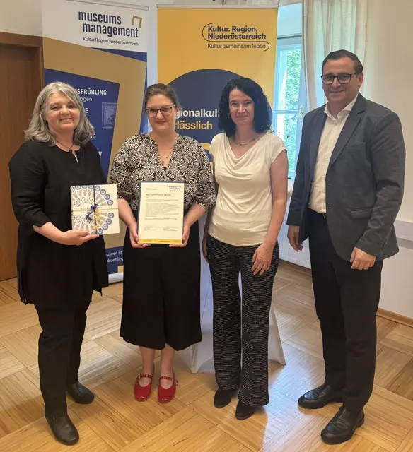 Gratulierten Carina Prantner (2. von links) zum absolvierten Lehrgang: Ulrike Vitovec, Museumsmanagement Niederösterreich, Elisabeth Kultscher, Leiterin des Lehrgangs „Regional- und Familienforschung“ sowie Harald Froschauer, Gesamtprokurist der Kultur.Region.Niederösterreich und Geschäftsführer der Volkskultur Niederösterreich.
 | Foto: Museumsmanagement Niederösterreich