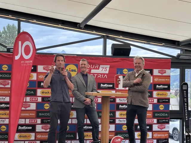 Von links: Ex-Rundfahrtssieger Gerrit Glomser,  LRV-Präsident Thomas Hödlmoser mit dem Tour-Direktor der Tour of Austria, Thomas Pupp.
 | Foto: Emanuel Hasenauer