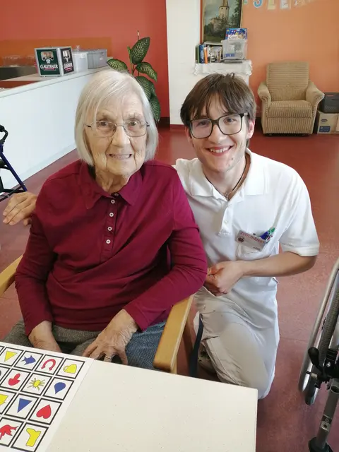 Evelyne Jocham mit Zivi Thomas Stickler. | Foto: PBZ Gloggnitz