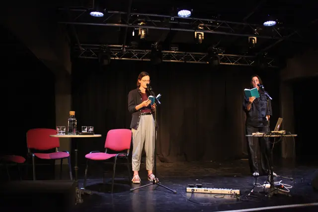 Autorin Selma Asotić (rechts) und Übersetzerin Rebekka Zeinzinger ließen die Gedichte aus „Sag Feuer“ im Zusammenspiel von Original und deutscher Fassung lebendig werden.