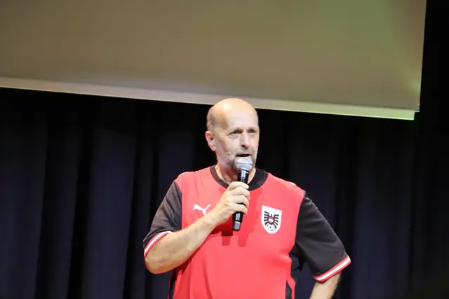 Zu Ehren des 3:1 für Österreich bei der Fußball WM gegen Jordanien trug Werndorfs Kulturmanager Stefan Ullrich bei der Begrüßung von Stermann &amp; Grissemann das rote Trikot.  | Foto: Edith Ertl