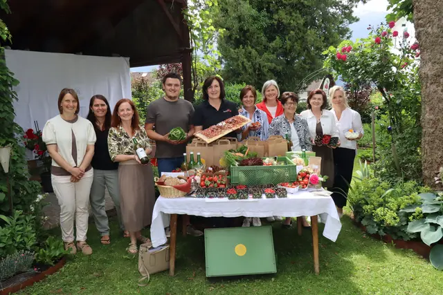 Stefanie Jehle (Afoch guat – Brotgewürz und Traditionsbackkurse, Michaela Wagner – Büro Bauernkiste, Angelika Haselwanter – Kommunikation und Marketing Bauernkiste, Romed Puelacher – Gemüsebauer am Kotterhof, Hildegard Plank – Bäuerin am Bartlhof, Sabina Puelacher -  Gemüsebäuerin am Kotterhof, Therese Fiegl – Initiatorin der Bauernkiste, Helga Brunschmid – Landesbäuerin, Regina Norz – Gastgeberin und Obstbäuerin am Surerhof, Andrea Schreiner – Schafbäuerin am Mallnhof) | Foto: Kendlbacher