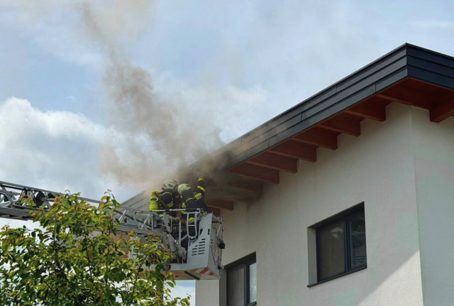 In St. Thomas (Marktgemeinde Magdalensberg) geriet am Dienstagnachmittag ein Dachstuhl in Brand. | Foto: Freiwillige Feuerwehr Pischeldorf