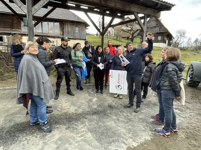 Hausherr Alois Kiegerl bespricht umfangreiche Themen mit den Gästen aus Argentinien auf seinem zertifizierten Bio-Betrieb in Trahütten. | Foto: Susanne Veronik