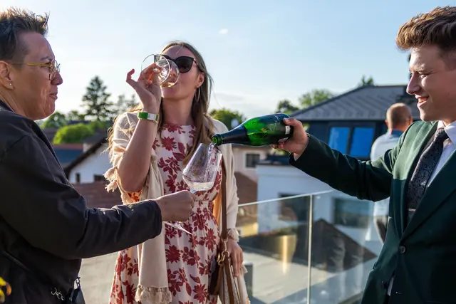 Darfs noch ein Glaserl sein? | Foto: &Social