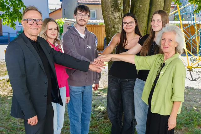 Die Schule für Gesundheits- und Krankenpflege Schärding und die PTS-Schärding verstärken ihre Zusammenarbeit. Links: Christian Peinberger, Direktor der Schulen für Gesundheits- und Krankenpflege in Freistadt, Rohrbach und Schärding. Rechts: Maria Theresia Luckeneder, Direktorin der Polytechnischen Schule Schärding.  | Foto: OÖG