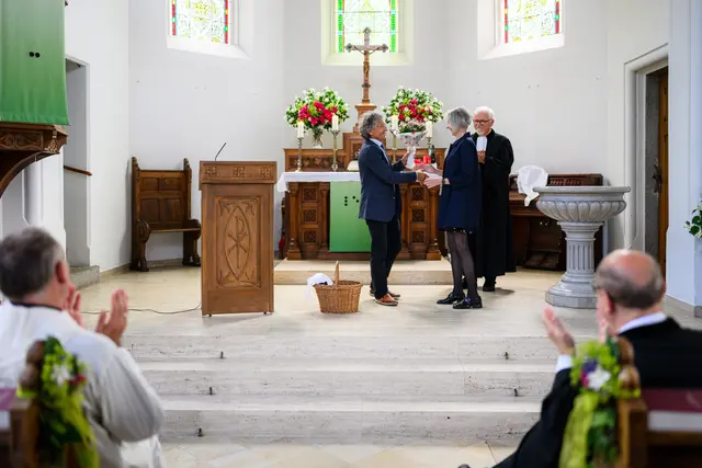 Bürgermeister Sepp Wall-Strasser bedankt sich im Rahmen der Entpflichtungsfeier bei Günter und Verena Wagner. | Foto: Stadtgemeinde Gallneukirchen