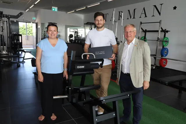 Sonja Skalnik, Nikolai Starman und Bürgermeister Josef Ober bei der Eröffnung des Fitnesszentrums in Mühldorf