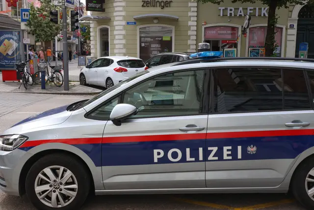Polizeieinsatz in der Welser Innenstadt nach der mutwilligen Zerstörung der Glasfassade von Tui-Reisen. | Foto: laumat.at