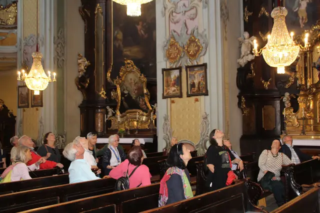 Der typische Kirchenführer-Blick ist oft nach oben gerichtet. | Foto: Evelyn Kaindl-Ranzinger