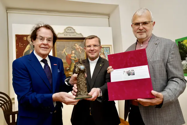 Übergabe des Hl Franziskus durch Hans Roth und Johannes Freitag an Heimo Kaindl vom Diözesanmuseum Graz. | Foto: Saubermacher