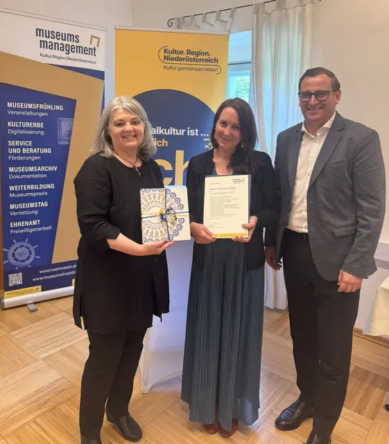Ulrike Vitovec und Harald Froschauer gratulierten Birgit Reuille-Rompré zum erfolgreich abgeschlossenen Lehrgang. | Foto: Museumsmanagement NÖ
