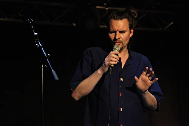Jurczok 1001 zählt zu den Pionieren der Schweizer Spoken-Word-Szene und bewegt sich seit den 1990er-Jahren an den Übergängen von Literatur, Musik und Performance.