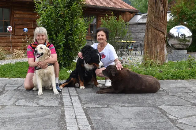 "Ein Herz für Tiere und Menschen": Humani-Obfrau und Tierärztin Rosmarie Poskocil aus Opponitz (r.) mit Cornelia Steiner aus Wieselburg-Land