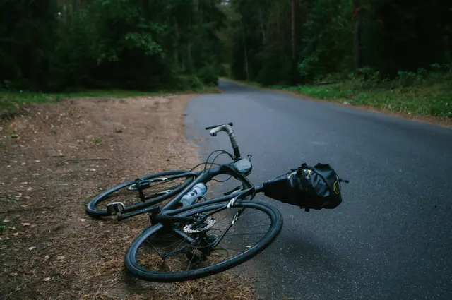 Am Dienstagabend wurde ein 74-jähriger Radfahrer bei einer Kollision mit einem weiteren Radfahrer schwer verletzt. (Symbolfoto) | Foto: Dmitrii Vaccinium/Unsplash