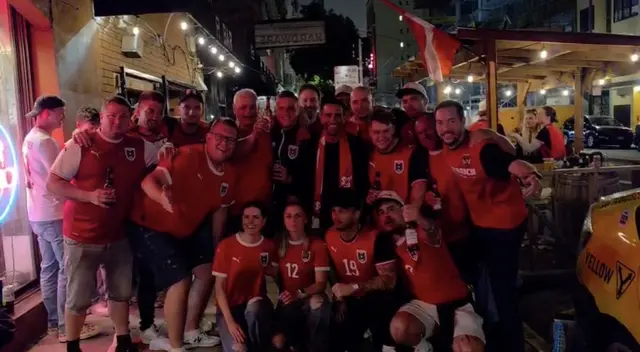 Einige Burgenländerinnen und Burgenländer unterstützen das ÖFB-Team vor Ort in den USA. | Foto: Patrick Friesenbiller
