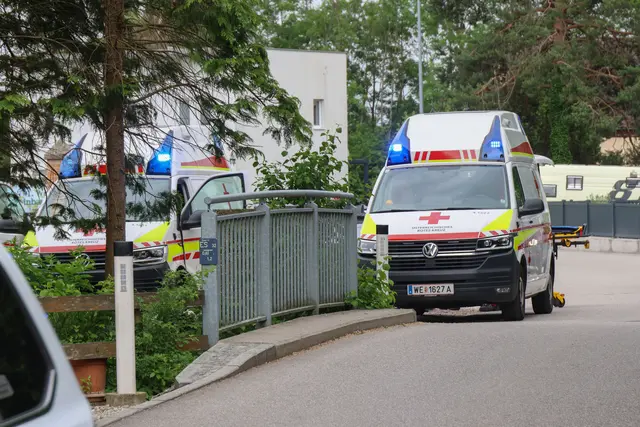 Der Rettungsdienst des roten Kreuzes musste zwei rumänische Arbeiter, die in Wels-Vogelweide vom Dach gefallen waren. | Foto: laumat.at