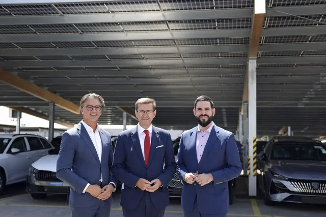 Robert Horvath, CFO der Hödlmayr International GmbH, Wirtschafts- und Energie-Landesrat Markus Achleitner, Johannes Alexander Hödlmayr, CEO der Hödlmayr International GmbH. | Foto: Land OÖ/Daniel Kauder