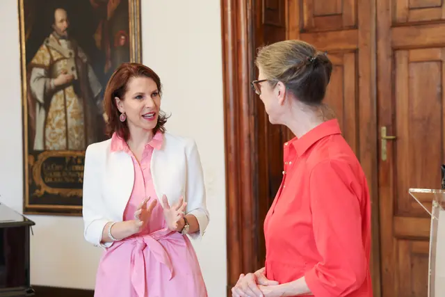 Im Bild: Landeshauptfrau Karoline Edtstadler mit Elisabeth Gutjahr, die das Ehrenzeichen des Landes erhielt. | Foto: Land Salzburg / Franz Neumayr