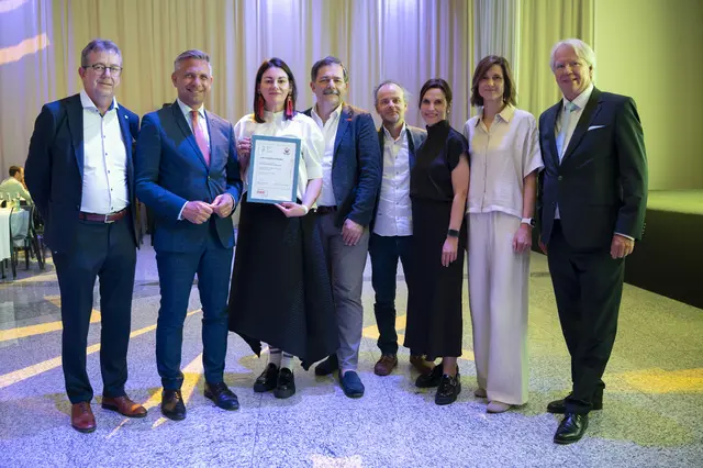 Starke Anerkennung für Vorarlbergs Wirtschaft und Kreativität. Die Staatspreis-Verleihung fand beim Marketing-Tag in Wien am 8. Juni durch Wirtschaftsminister Wolfgang Hattmannsdorfer statt. Wolfgang Frick (MCV), Minister Wolfgang Hattmannsdorfer, Bettina Steindl (CampusVäre), Karlheinz Kindler (MCV), Herwig Bischof (Kvint), Kathrin Mair und Ulrike Kraler (Getzner Textil), Willy Lehmann (AMC) (v.l.) | Foto: Ingo Folie