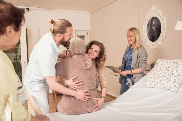 Einen Angehörigen daheim zu pflegen erfordert Kraft. Um die Familienangehörigen zu entlasten, bietet das Albert Schweitzer Trainingszentrum die Möglichkeit, neues Wissen zu erwerben, damit sie auf die Herausforderungen in der Betreuung und Pflege besser reagieren können. | Foto: 2dreamproductions