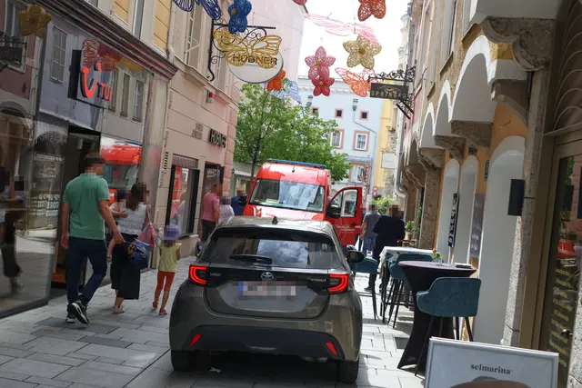 Eine Frau sorgte für zusätzliches Chaos, nachdem sie in die für den Autoverkehr gesperrte Fußgängerzone einfuhr. | Foto: laumat.at