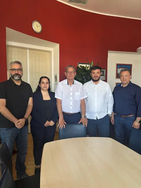 Bezirkschef Georg Papai (SPÖ, Mitte) mit Bezirksrat Emre Erdinc (SPÖ, rechts) und Vertreterinnen und Vertreter von Mozaik. | Foto: BV 21