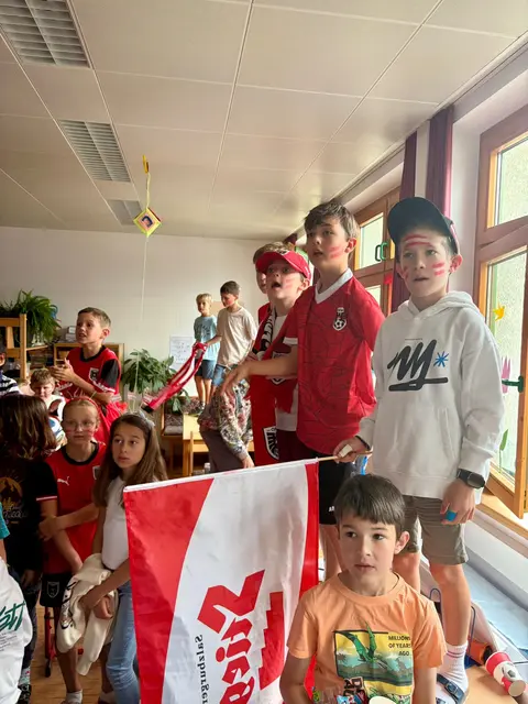 Die Klasse verwandelt sich in eine kleine Fanzone. | Foto: Volksschule Tulfes