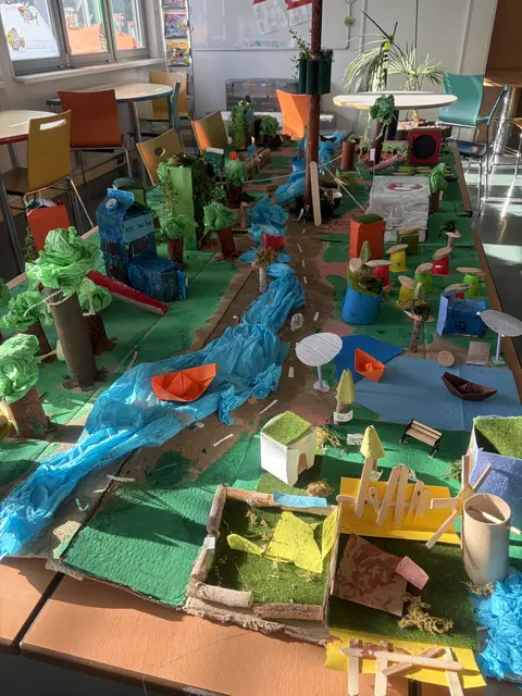 Viel Grün, ein großer Fluss, Windräder und keine Autos: Das Modell zeigt, wie sich die Kinder ihre "Green City" vorstellen.  | Foto: Landhausschule/OVS Svetelskystraße 5