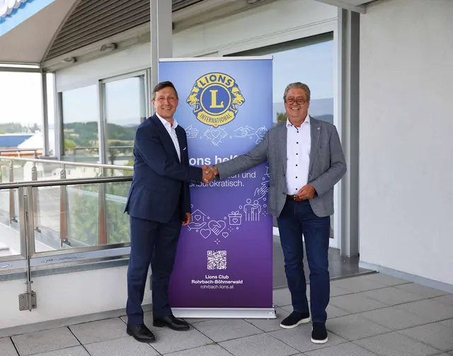 Wolfgang Tenschert (r.) übergibt die Präsidentschaft an den Bürgermeister von Niederwaldkirchen, Harald Haselmayr. | Foto: Lions