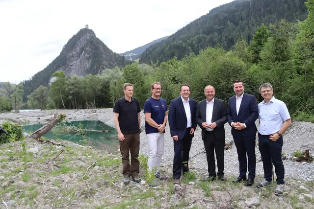 Walter Michaeler (Abteilung Umweltschutz Land Tirol), Andreas Murrer (Abteilung Wasserwirtschaft Land Tirol), Landesrat René Zumtobel, LH-Stv. Josef Geisler, Bgm. Benedikt Lentsch und Bernd Stigger (Leiter Baubezirksamt Imst), (v.l.).  | Foto: Elisabeth Zangerl