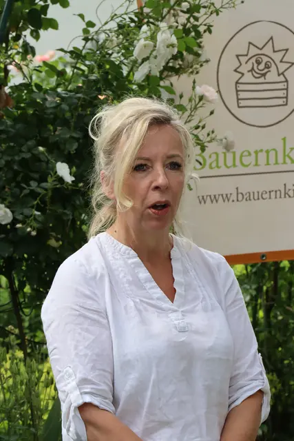Andrea Schreiner bewirtschaftet den Mallnhof, wo ihre Ostfriesinnen-Damen (Milchschafe) den wertvollen Rohstoff für verschiedene Schafmilchprodukte liefern. | Foto: Kendlbacher