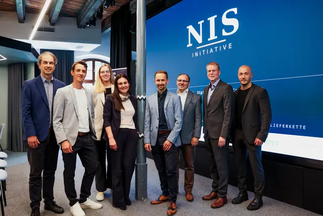 Fachexperten und Partner beim Auftakt der NIS Initiative im DigiSpace der FH OÖ Campus Steyr.  FH-Assistenzprof. Michael Plasch, Logistikum / FH OÖ; Thomas Schwaiger,  IT-Leiter Stadt Steyr und Lektor am FH OÖ Campus Steyr; Amelie Gutbrod, wissenschaftliche Mitarbeiterin SC-Cybersecurity, Logistikum / FH OÖ; FH-Prof. Susanne Leitner-Hanetseder, Vizedekanin FH OÖ Campus Steyr; Patrick J. Pammer, Initiator der NIS Initiative; Wojciech Muras, PhD, CEO netology; Martin Krammer, Cybersecurity Siemens AG; Kevin Jungwirth, Safety &amp; Security, Siemens AG. Nicht am Foto: RA Philipp Summereder, SPWR Rechtsanwälte.(v.li.). | Foto: NIS Initiative / Carina T. Wojtak