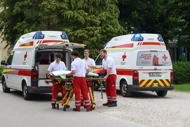 Der Rettungsdienst des roten Kreuzes musste zwei rumänische Arbeiter, die in Wels-Vogelweide vom Dach gefallen waren. | Foto: laumat.at