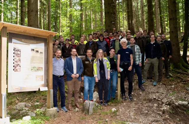 Zahlreiche Gäste kamen zur Wiedereröffnung des Waldbodenlehrpfades Taferklausee. | Foto: BFW
