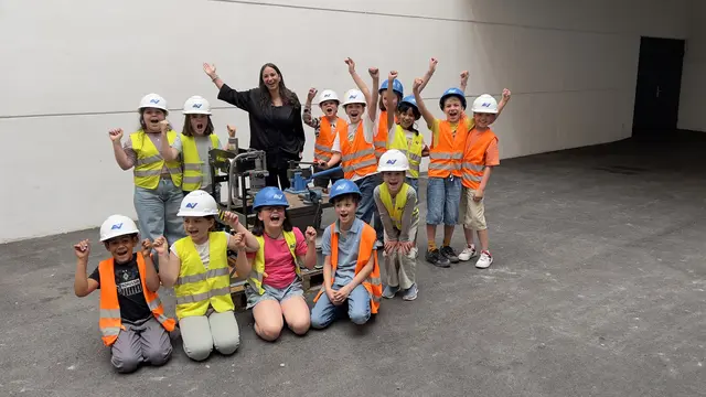 Landesgeschäftsführerin Metalltechnik Eva Stotter hatte mit den Drittklässlern der Volksschule Wilten Spaß an der Metallbiegemaschine. | Foto: Pertl/schlossmarketing