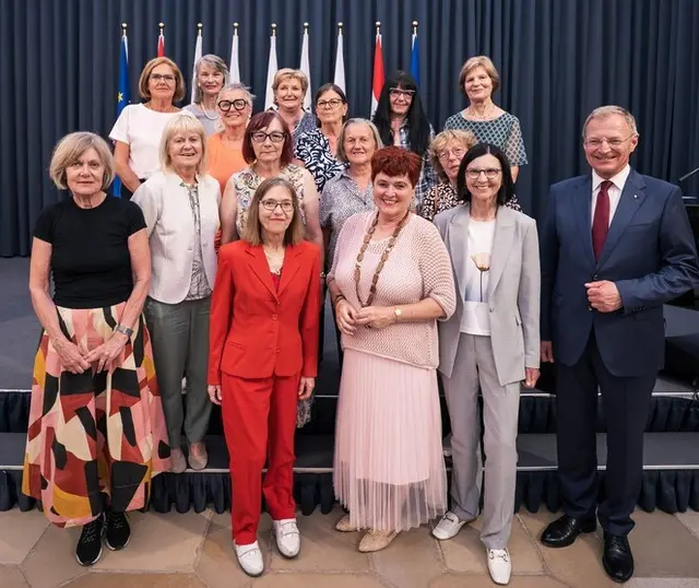 erste Reihe (roter Hosenanzug) Edeltraud (Riedl) Schrabal, Renate (Konrad) Anibass, Elisabeth (Lachmair) Stockinger, LH Stelzer
2. Reihe (bunter Rock) Brigitte (Hawlicek) Riedler, Christa (Wipplinger) Danilov, Margit Fetzer, Renate (Lederbauer) Sammer, Christine Scherhammer
letzte Reihe Ingrid (Pascher) Lederhilger, Annemarie (Rosenauer) Trux, Roswitha Atzlinger, Karin Kastner, Marion (Fischereder) Schippani, Sylvia Huber, Rudolfine (Offenzeller) Ortner. | Foto: Land Oberösterreich