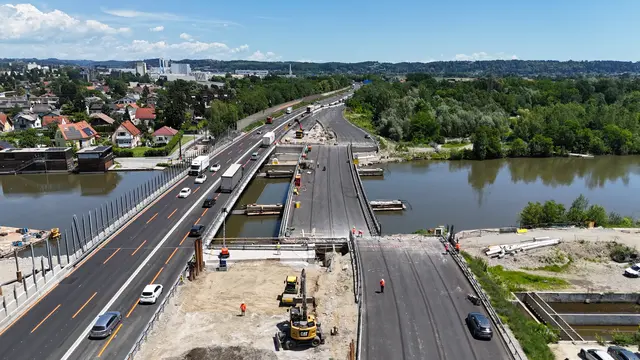 Die 5.000 Tonnen schwere Murbrücke wurde spektakulär an ihren richtigen Platz gebracht. | Foto: ASFINAG